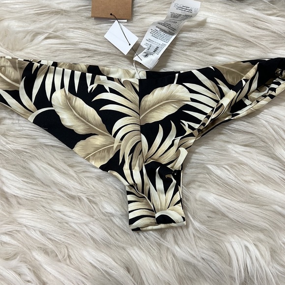 Brand new volcom bikini - Picture 4 of 6